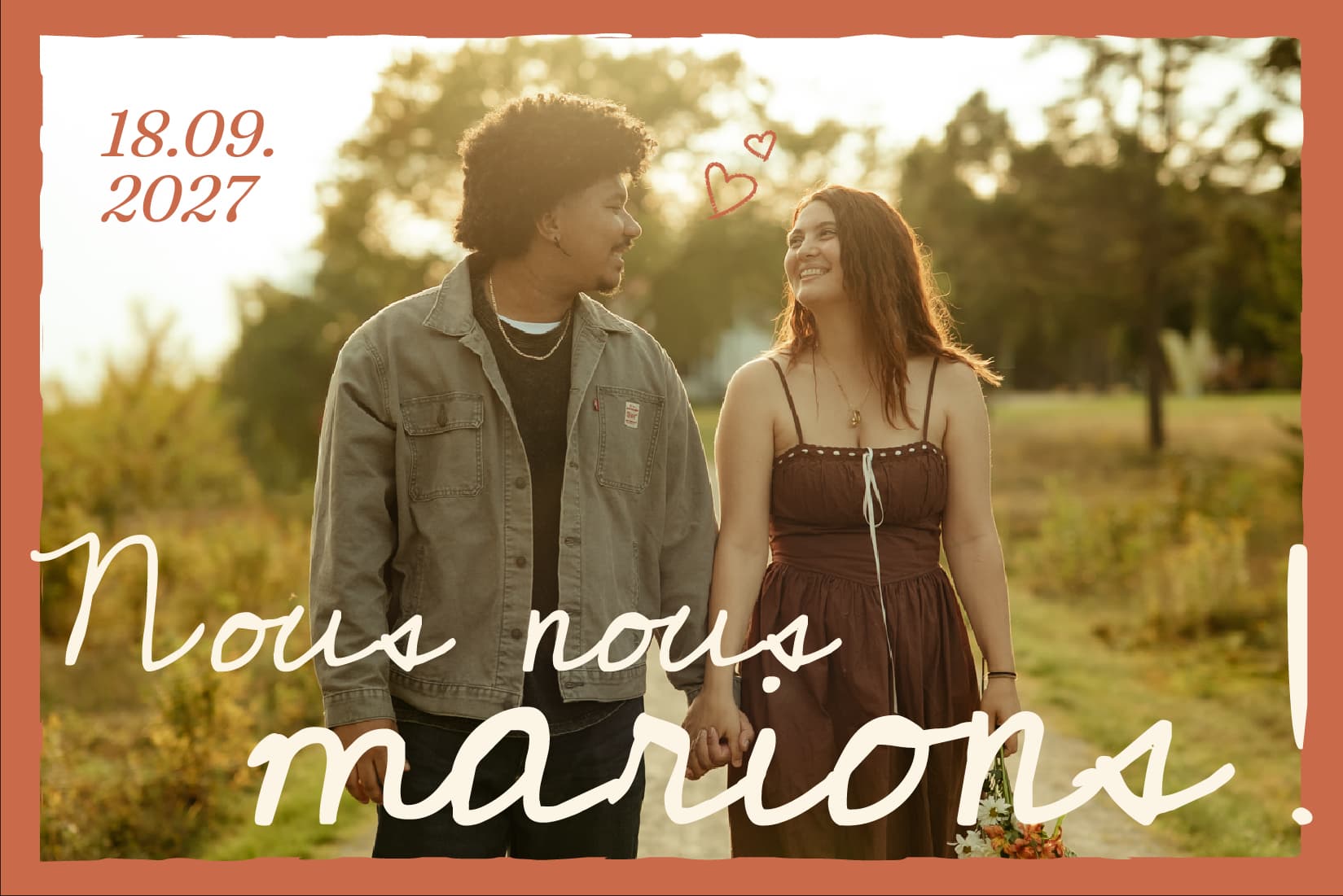 Marianne et Nicholson marchent main dans la main dans la lumière du soir.