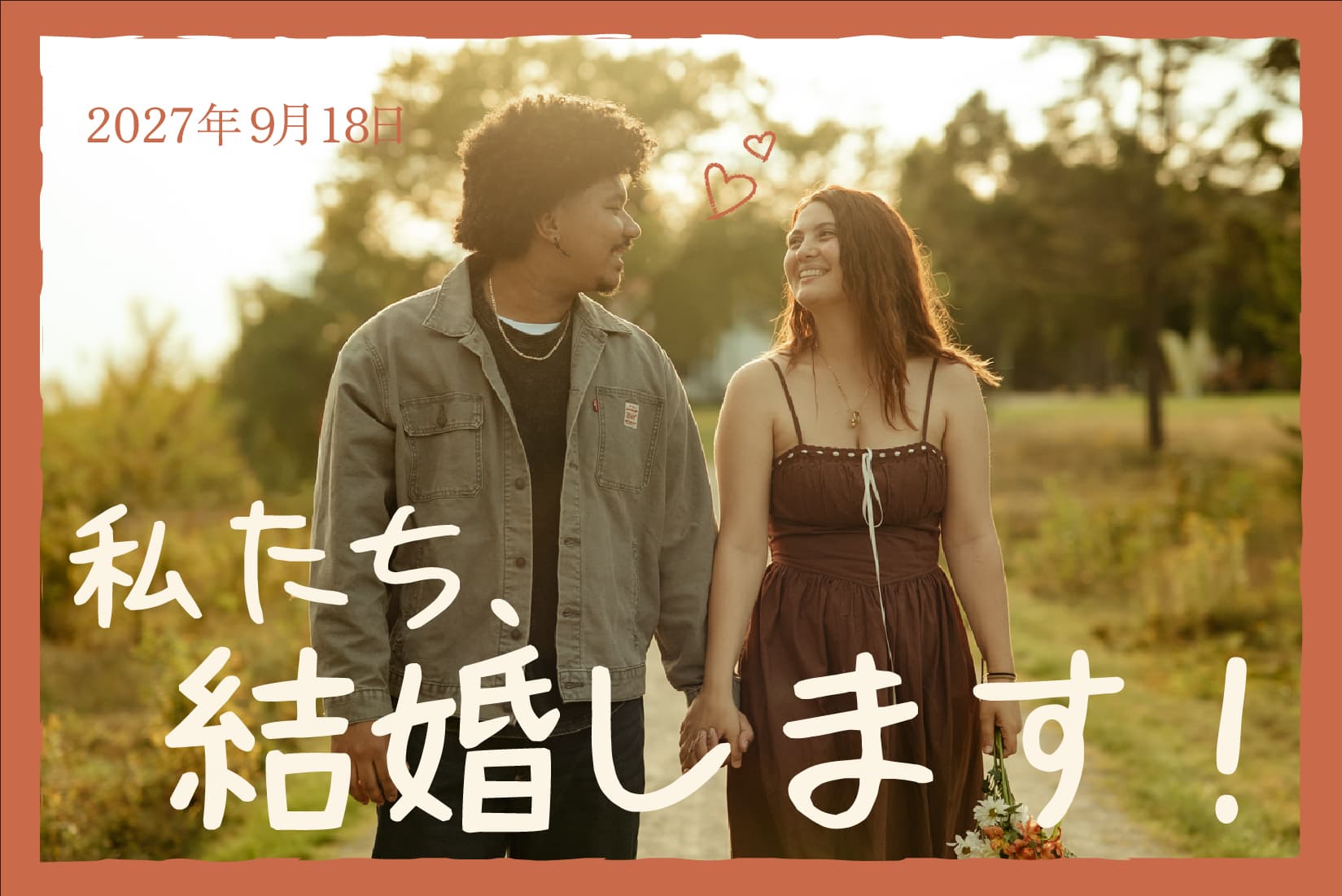 夕方の光の中、手をつないで歩くマリアンヌとニコルソン。